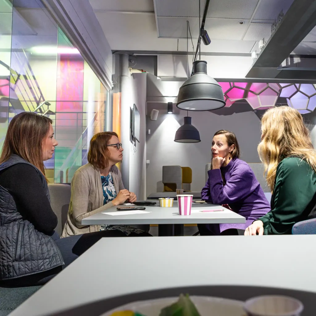 4 kvinnor som diskuterar