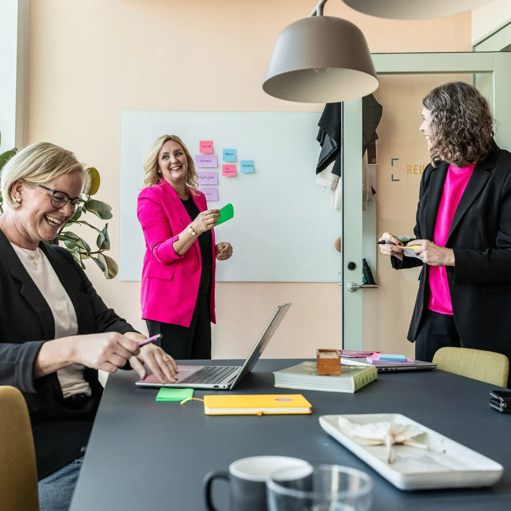 Anki, Jessica och Malin arbetar med varandra i kontormiljö