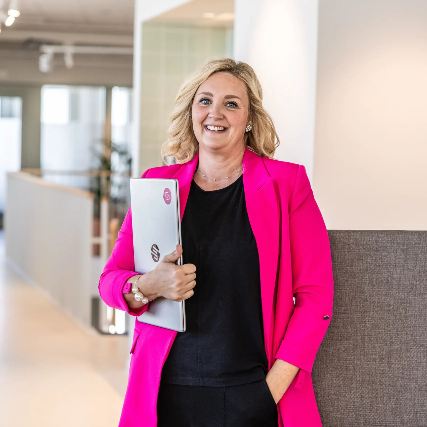 Jessica från Inspirea poserar framför kameran i deras kontorsmiljöer