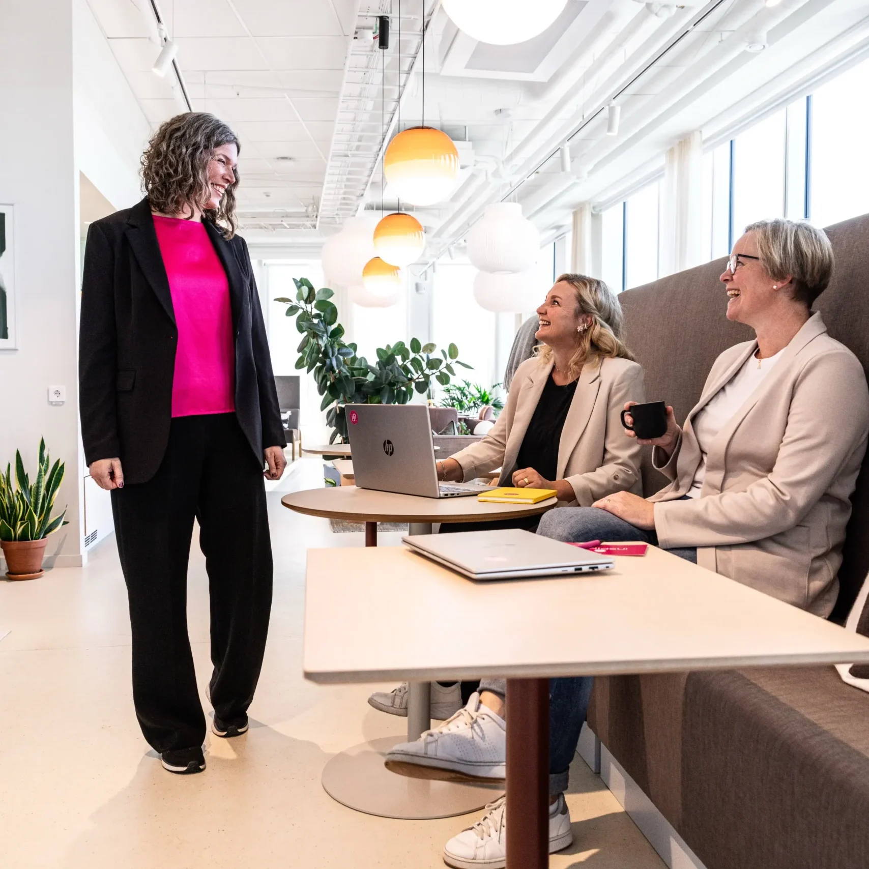 Anki, Jessica och Malin har en diskussion med varandra i kontormiljö