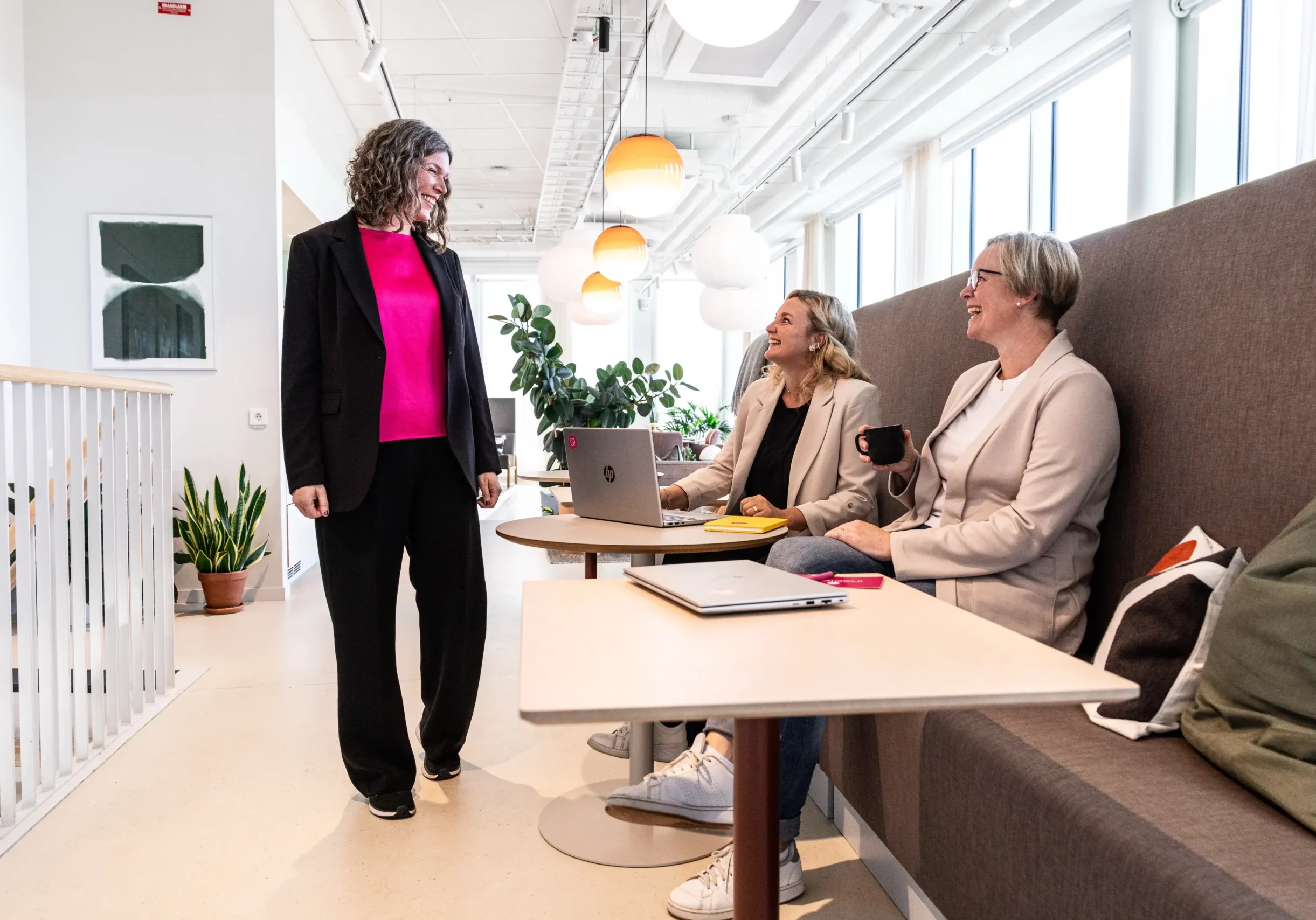 Anki, Jessica och Malin har en diskussion med varandra i kontormiljö