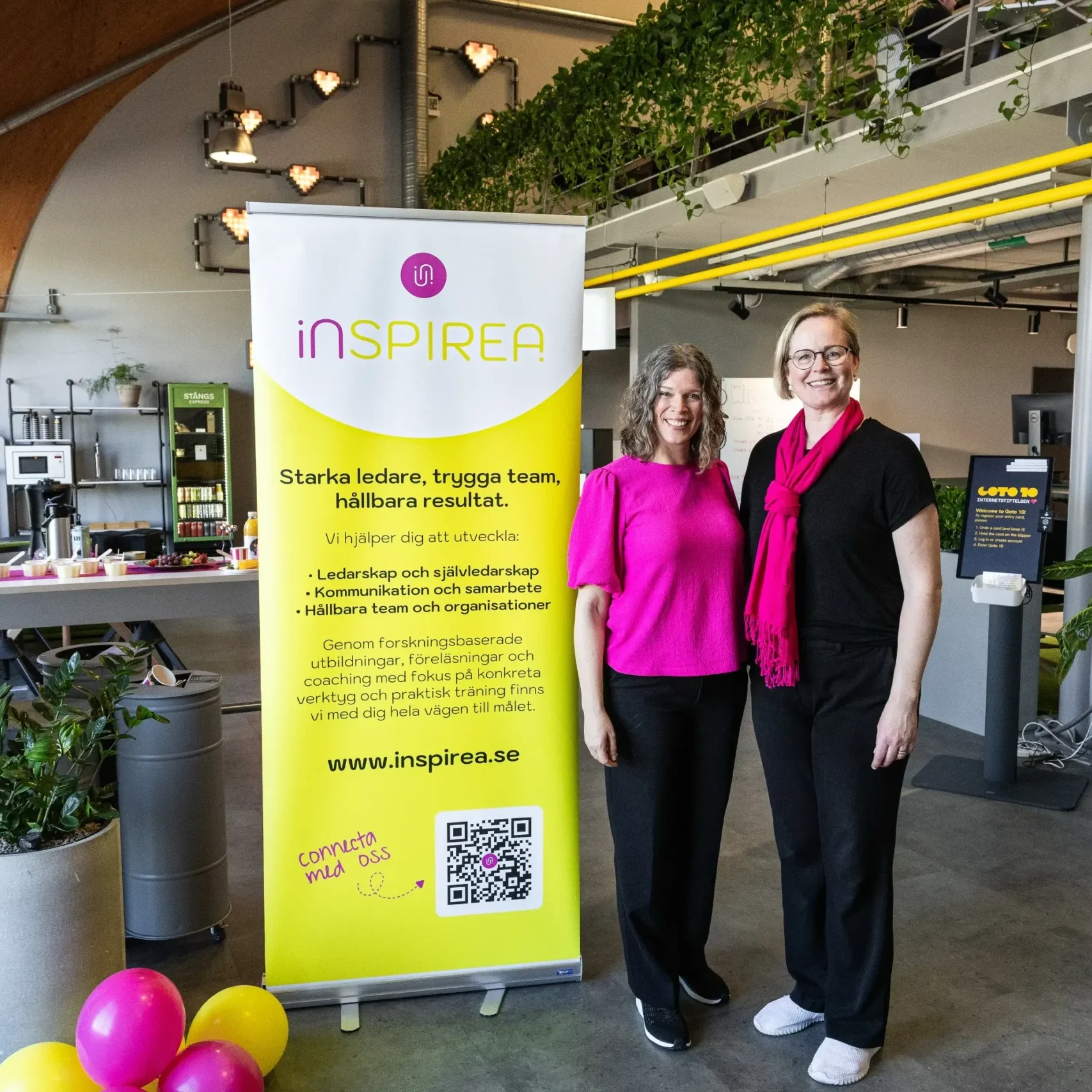 Anki och Malin på Inspirea står bredvid en rollup